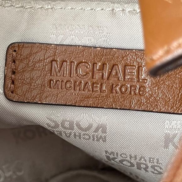 Michael Kors Crossbody Bag Pebbled Leather Fringe Tassel Gold Tone Hardware Logo - Picture 16 of 16